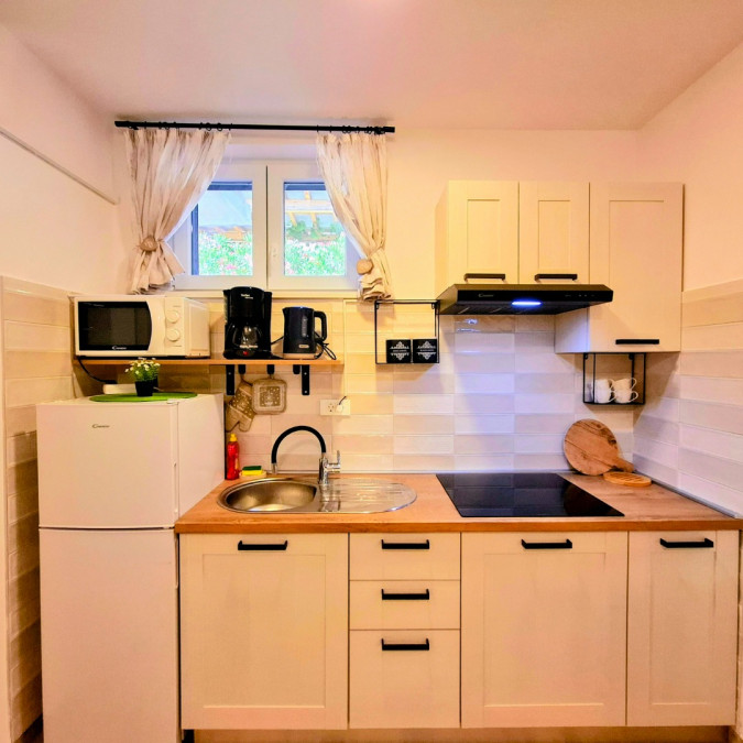 Moon, MATI VELEBITA  Seline